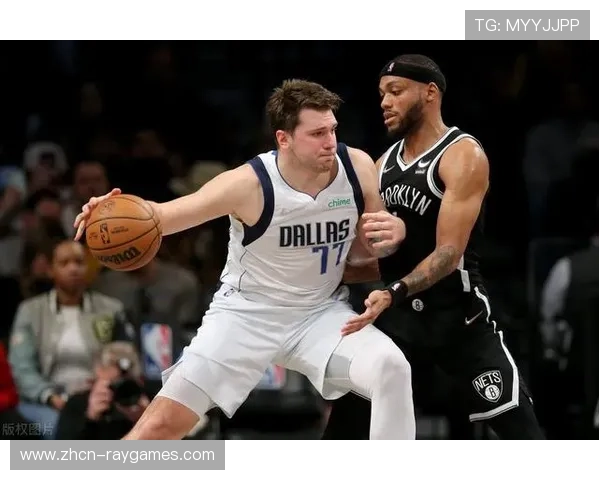 全明星正赛最后时刻,东契奇绝杀后与队友庆祝瞬间 全明星正赛最后时刻,东契奇绝杀后与队友庆祝瞬间